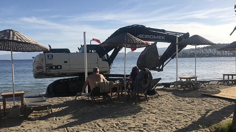 Bodrum'da iş makinesiyle sahilde tehlikeli hareketler yapan operatör serbest bırakıldı