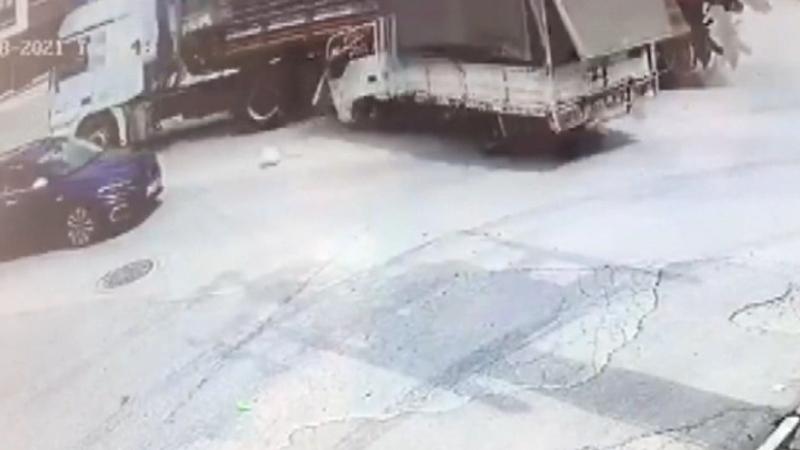 Kamyonet önce TIR'a sonra otomobile çarptı! Kaza anı kamerada