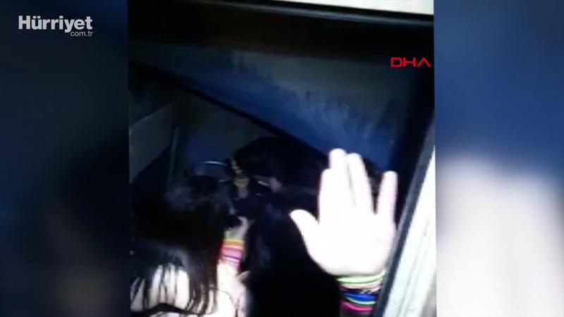 Polisin geldiğini görünce, tuvalete ve sahnenin altındaki bölüme saklandılar