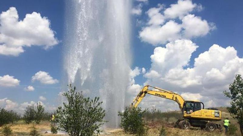 Ankara'da su borusu hattı patladı; su metrelerce yükseldi