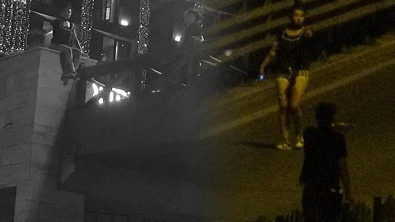 Yaya üst geçidine çıkan kadın, trafiği birbirine kattı