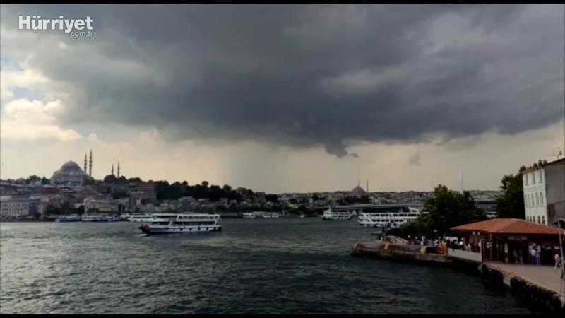 İstanbul'da gökyüzü bir anda karardı ve dolu yağışı başladı