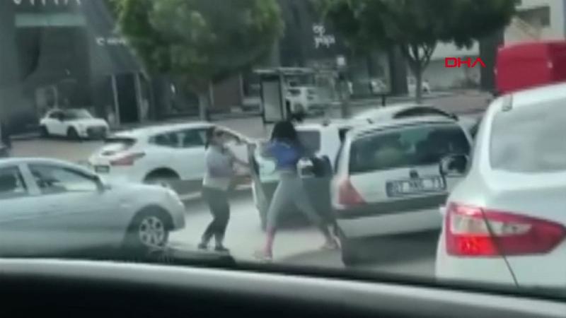 Araçlarını durdurup yol ortasında saç saça kavga ettiler