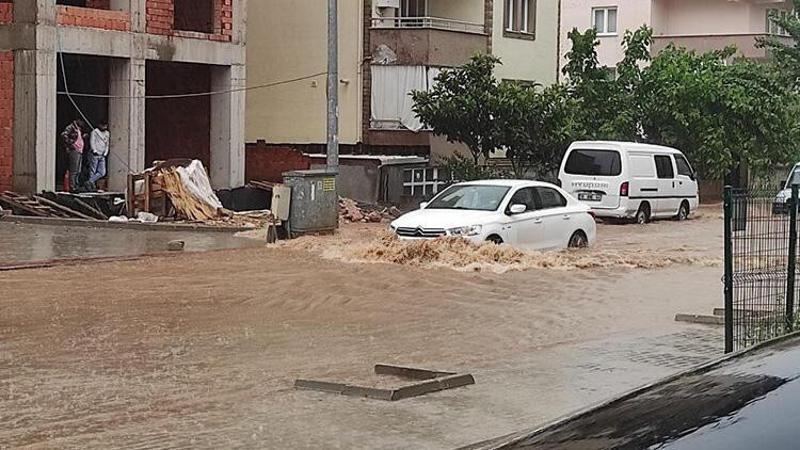 Bursa'da şiddetli yağış etkili oldu