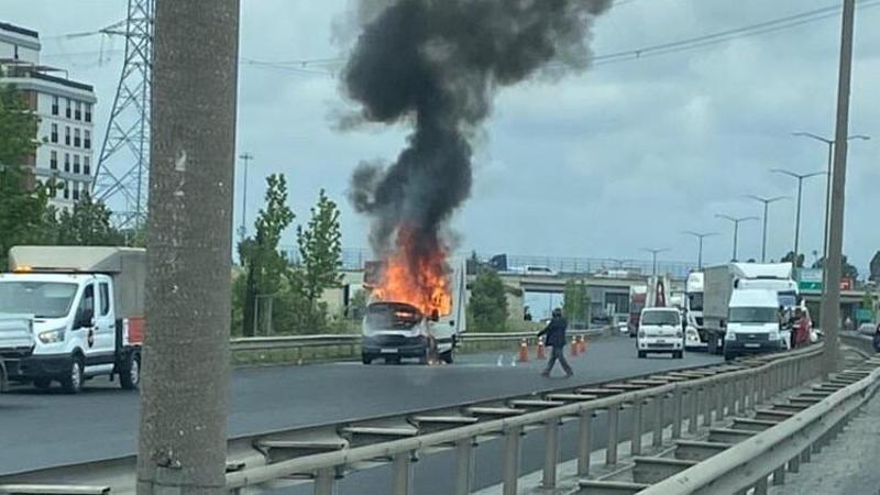 Esenyurt TEM'de kamyonet alev alev yandı