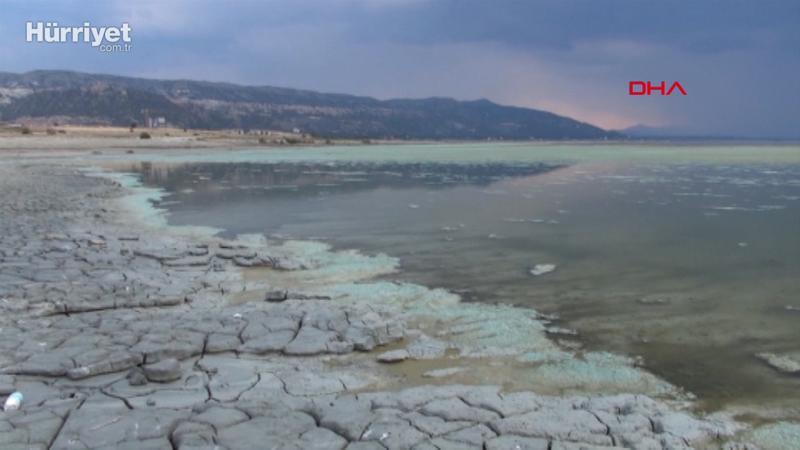 Burdur Gölü'nün alg patlamasıyla rengi değişti