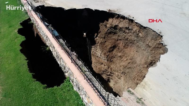 Çökme sonucu oluşan 22 metrelik çukur taşlarla kapatılıyor
