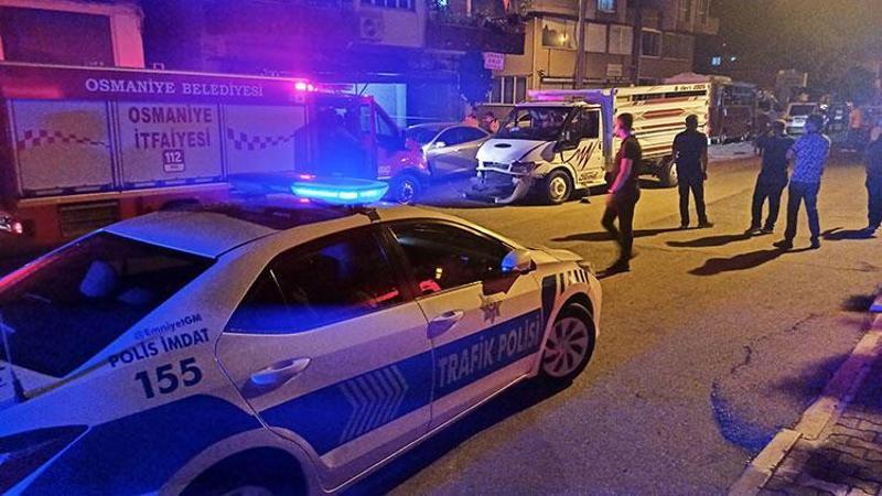Silahlı yaralama şüphelisi gasbettiği kamyonetle 1 polis otosu ve 3 araca çarptı: 2'si polis 5 yaralı