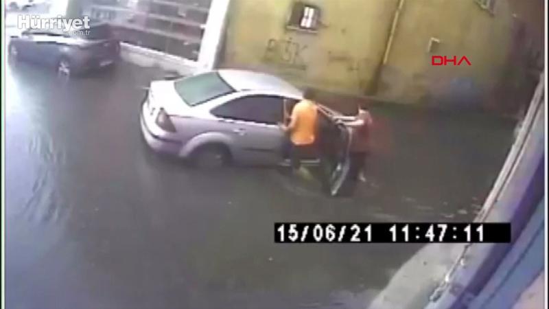 Bayrampaşa'da altgeçitte otomobilin mahsur kaldığı su baskını kamerada