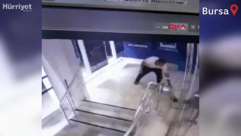 Camı kırılan bankadan 200 lira çalınma anı kamerada
