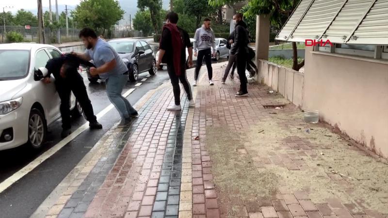 Küçük yaştaki kızları taciz edenleri tekme tokat dövdüler