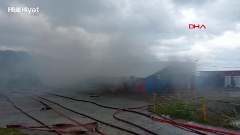 Kocaeli'de fabrikanın deposunda yangın çıktı