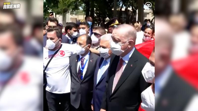 Erdoğan Bakü'deki Türk taraftarlarla bir araya geldi