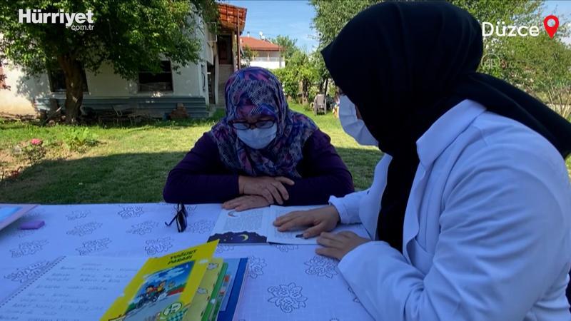 Fedakar öğretmenler eğitimi salgın sürecinde evlerinde kalan "teyzelerin" ayağına götürdü