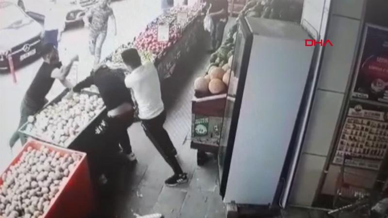 Yer Esenyurt... 3 kişi, tartıştıkları kişiyi, tekme tokat dövdü!