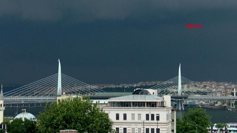 İstanbul'un üstünü kara bulutlar sardı