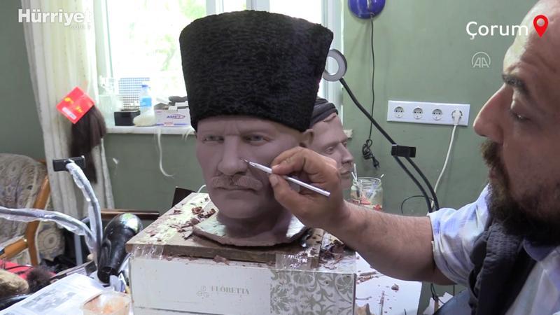 Çorum'dan dünyaya yaptıkları bal mumu heykellerle açılıyorlar