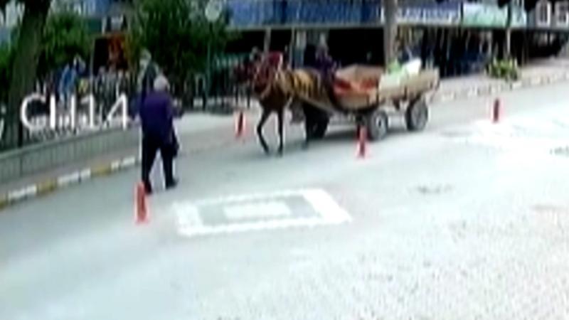 At arabasının yaşlı adama çarpma anı kamerada
