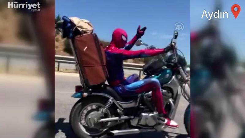 Otoyolda “Örümcek adam” kıyafetiyle motosiklet kullanan kişi dikkatleri üzerine çekti