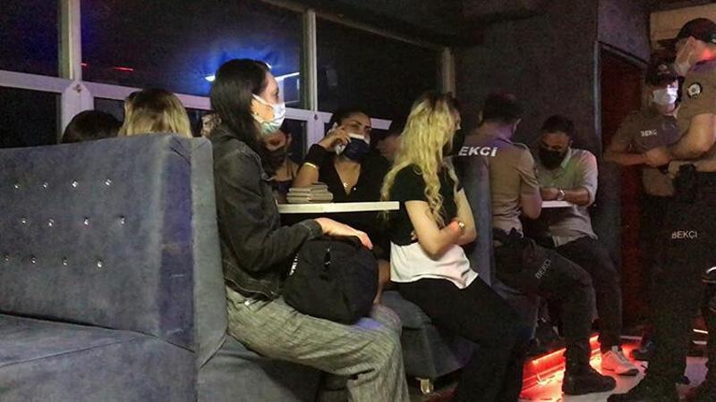 Kısıtlama saatinde açık olan eğlence mekanındaki 26 kişiye para cezası kesildi