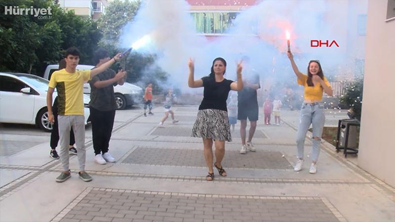 2 yıl sonra boşanma davasını kazanınca davul zurnayla kutladı