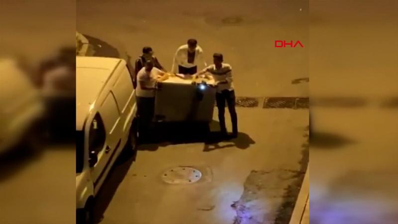 Elektrikli scooterla buzdolabını böyle taşıdılar