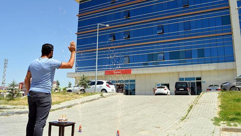 Koronavirüs tedavisi gören babaya hastane bahçesinde kutlama
