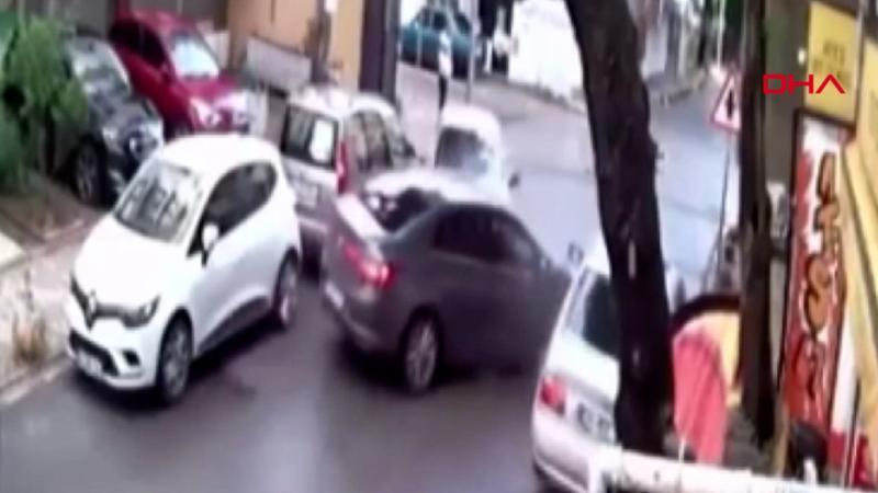 Aşırı hızlı otomobilin sürücüsü caddeyi birbirine kattı