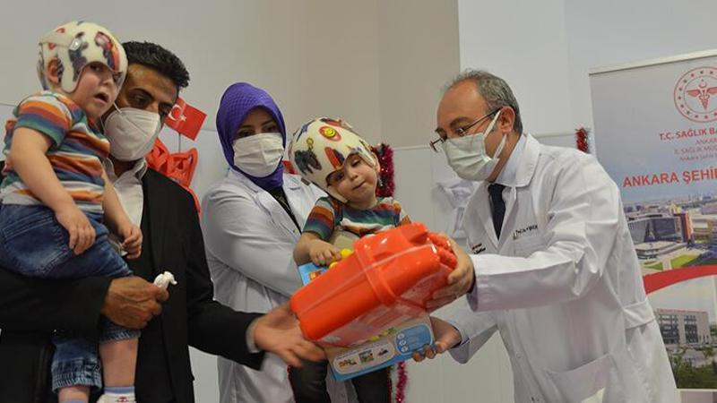 İngiltere'de operasyonla ayrılan siyam ikizleri 3 yaşında