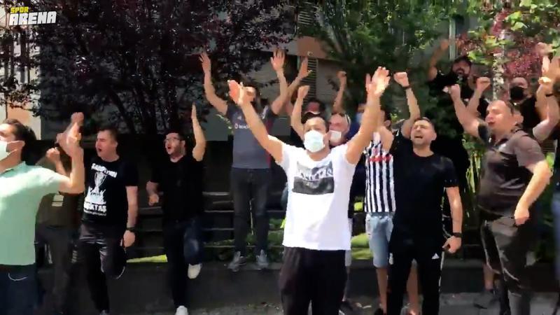 Beşiktaş taraftarı Sergen Yalçın'ın evinin önünde toplandı