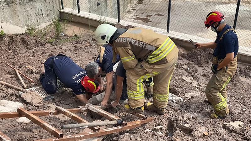 Sultanbeyli'de balçığa saplanan duvar işçisini itfaiye kurtardı