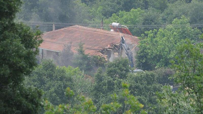 İYİ Partili Türkkan’ın çiftliğindeki kaçak yapılar yıkılıyor