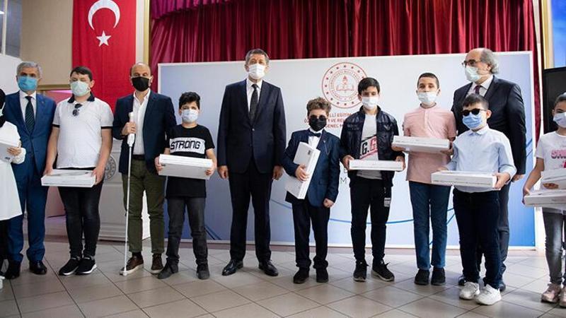 Bakan Selçuk, görme yetersizliği olan öğrencilere akıllı baston dağıttı