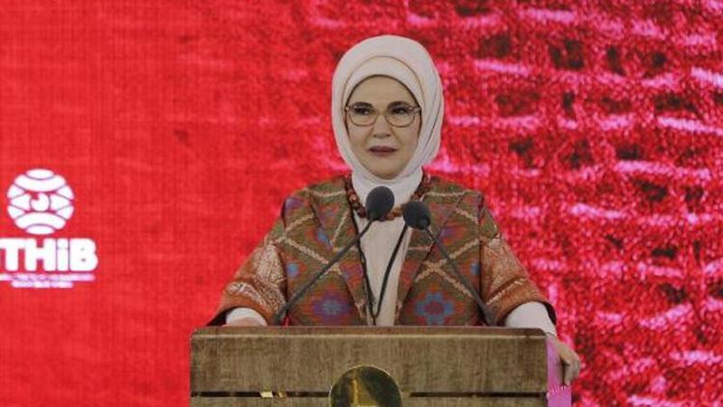 Emine Erdoğan, Türkiye'nin ilk "Dokuma Atlası Sergisi"ni gezdi