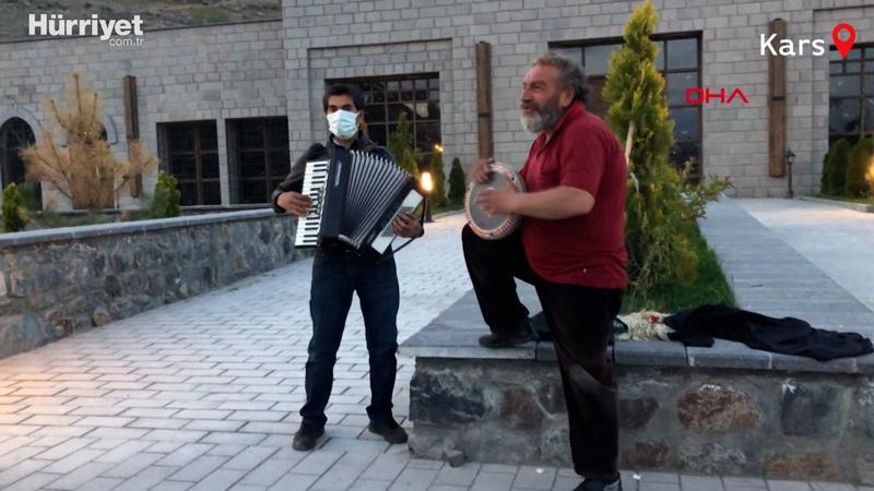 Gündüz ayakkabı boyacılığı ve televizyon tamirciliği, akşam da müzisyenlik yapıyorlar