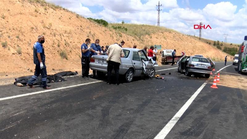 Nevşehir'de iki otomobil kafa kafaya çarpıştı
