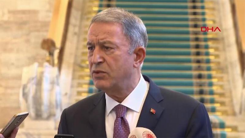 Bakan Akar, Meclis'te gazetecilerin sorularını yanıtladı