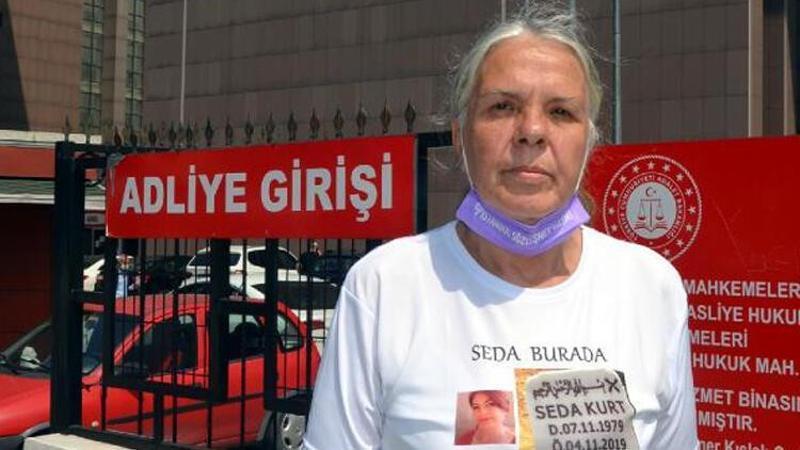 Öldürülen kızının mezar taşı fotoğraflı tişörtüyle duruşmaya geldi: Birileri görsün
