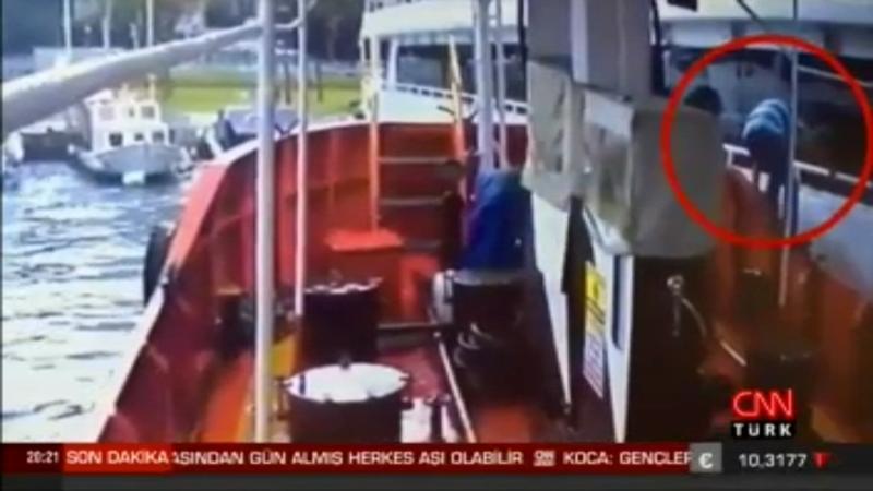 Tekneden tekneye atlarken düştü