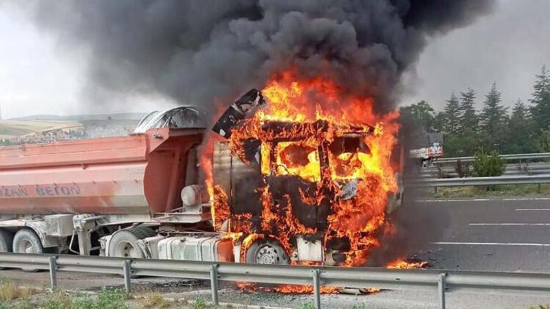 Ankara'da kamyon alev alev yandı