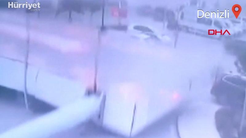 Denizli'deki fırtınada reklam tabelası 10 aracın üzerine düştü! O anlar kamerada