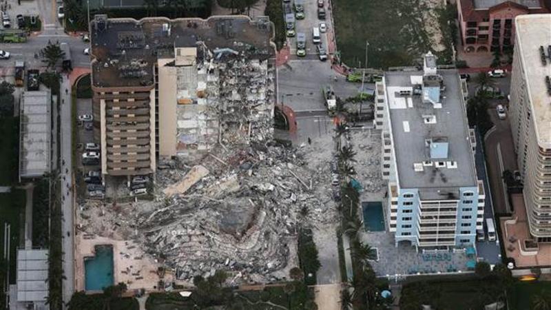 Miami'de 12 katlı bina kısmen çöktü