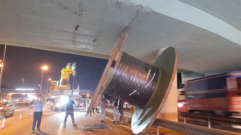 Şoför yolu şaşırdı, TIR'daki dev makara köprüde takılı kaldı