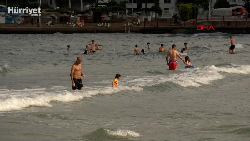 Yasağa ve tehlikeye aldırış etmeden denize girdiler