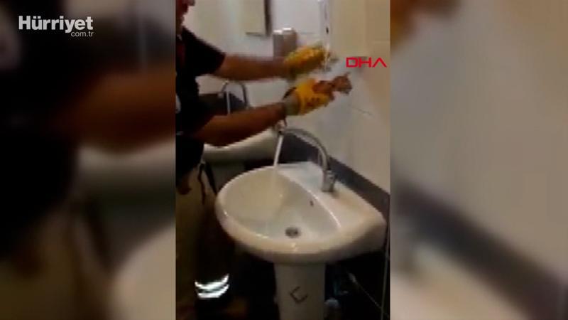 Esenyurt'ta itfaiye eri kurtardığı yavru kediyi elleriyle yıkadı