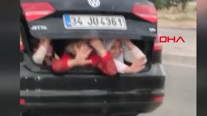 Çocukların otomobil bagajında tehlikeli yolculuğu