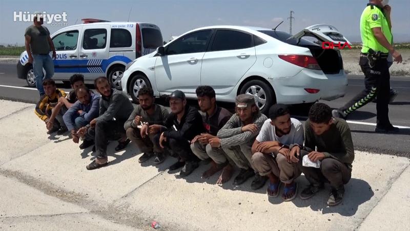 Kovalamacayla durdurulan otomobilin içinden 8, bagajından da 2 kaçak göçmen çıktı