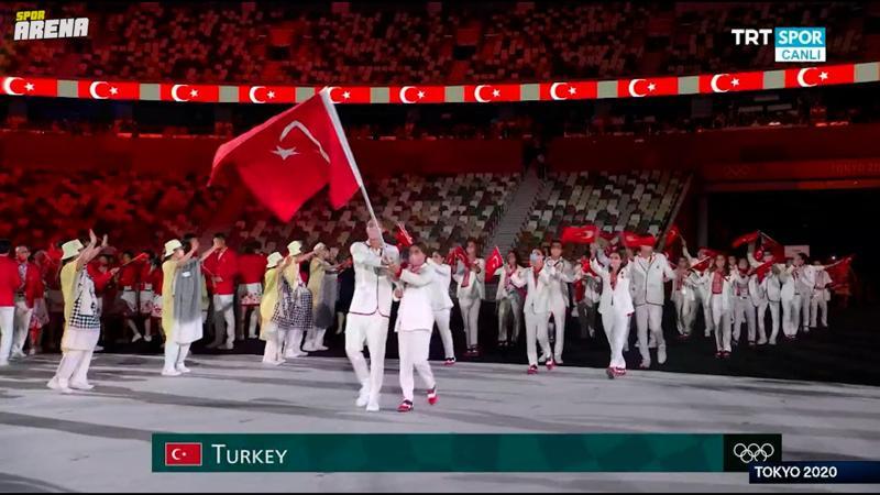 Milli sporcularımız, Tokyo 2020 açılış töreninde geçiş yaptı