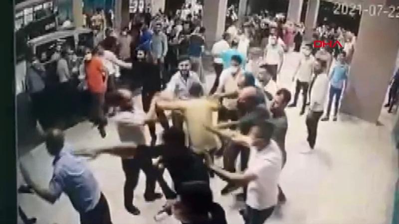 Ölen koronavirüs hastasının yakınları polis ve sağlık çalışanlarına saldırdı