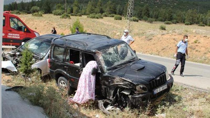 Afyonkarahisar'da otomobille cipin çarpıştı: 1 kişi yaşamını yitirdi, 2 kişi yaralandı